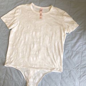 NWT VICTORIAS SECRET TEE REG 39.95 SIZE L